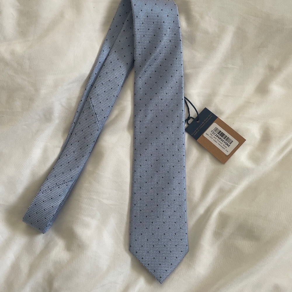 Charles Tyrwhitt Stain Resistant Dot Tie Sky and French Blue Silk NWT